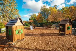 Flora lekehus lite brun L110 x B98 x H208 cm