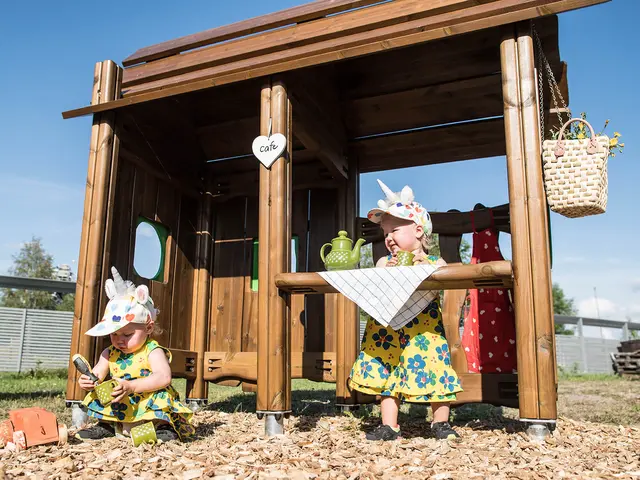 Flora lekehus stort brun L200 x B98 x H202 cm 