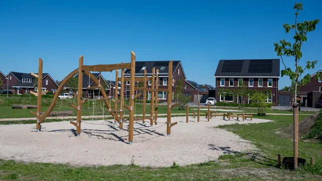 Flora alvens aktivitetsløype L546 x B555 x H305 cm 