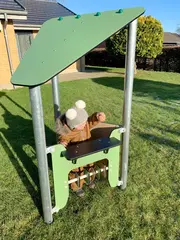 Ben lite lekehus med lekepanel L100 x B92 x H172 cm