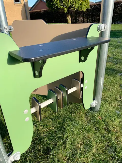 Ben lite lekehus med lekepanel L100 x B92 x H172 cm 