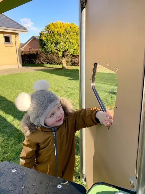 Beca lekehus med vindu og lekepanel L100 x B92 x H172 cm 