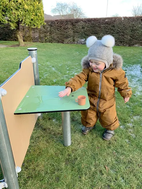 Bibi lekehus med lekepanel og bord L162 x B92 x H172 cm 