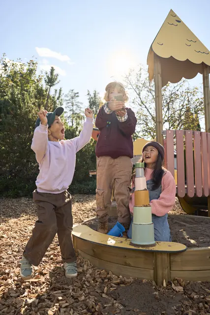 Prime Ewa sandkasse og lekemiljø bloom L320 x B275 x H327 cm 