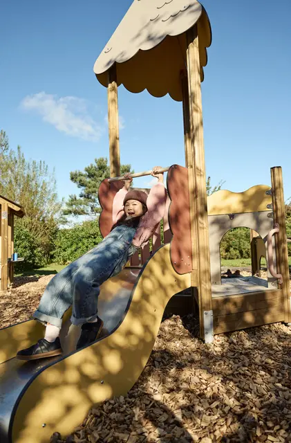 Prime Ewa sandkasse og lekemiljø bloom L320 x B275 x H327 cm 