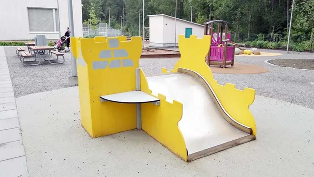 Basic Lekeslott med sklie L211 x B132 x H120 cm 