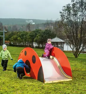 Basic Marihøne med sklie L218 x B107 x H102 cm