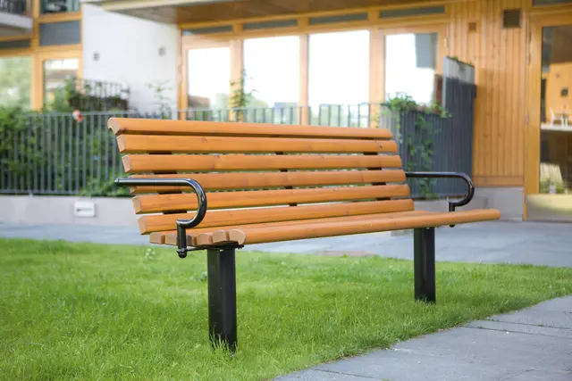 Strøget Benk med armlene - Furu L180 x B68 x H88 cm 