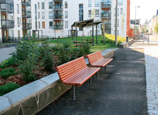 Yarden benk med ryggstøtte L175 x B57 x H81 cm 