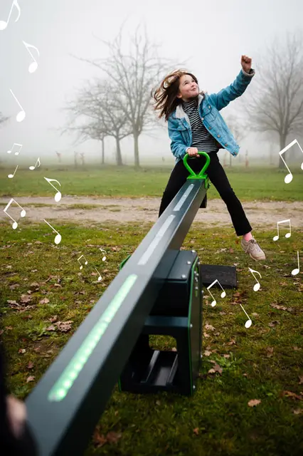 KineticSeesaw L346 x B31 x H83 cm 