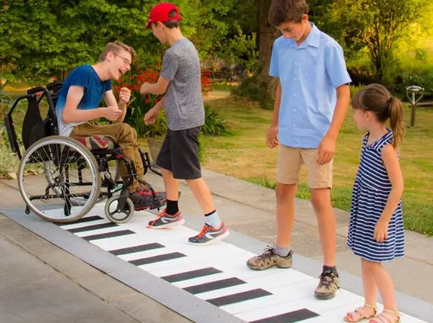 Grand floor piano L340 x B110 cm 