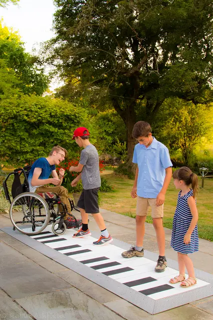 Grand floor piano L340 x B110 cm 