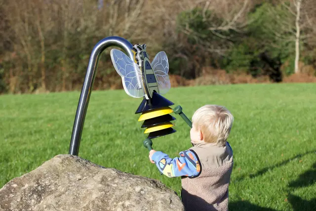 Bumblebee bells forankring i jord L75 x B54 x H148 cm 