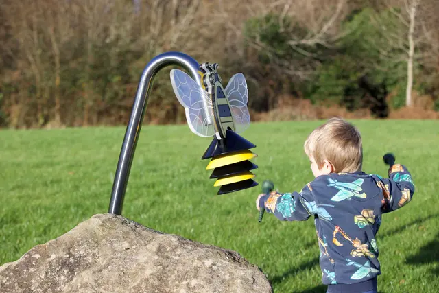 Bumblebee bells forankring i jord L75 x B54 x H148 cm 