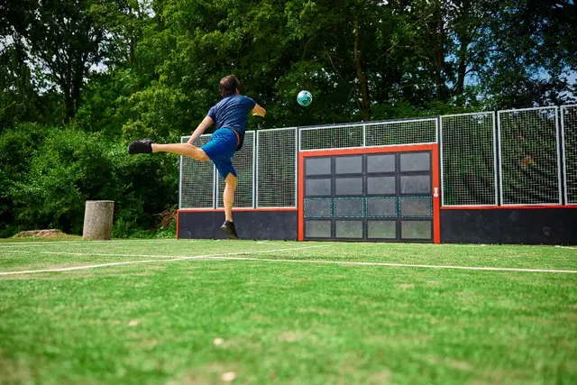 Sutu interaktiv ballvegg L325 x B80 x H238 cm 